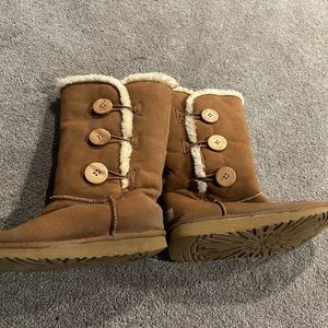 W9 UGGS